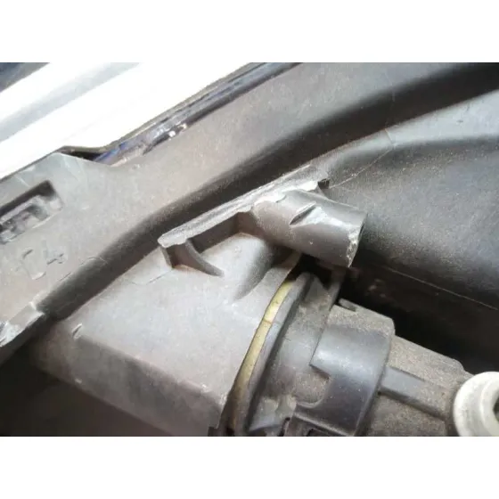 Faro Derecho para Toyota Auris Touring Sports (E18)