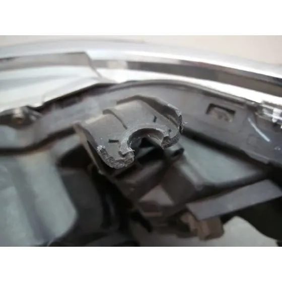 Faro Derecho para Toyota Auris Touring Sports (E18)
