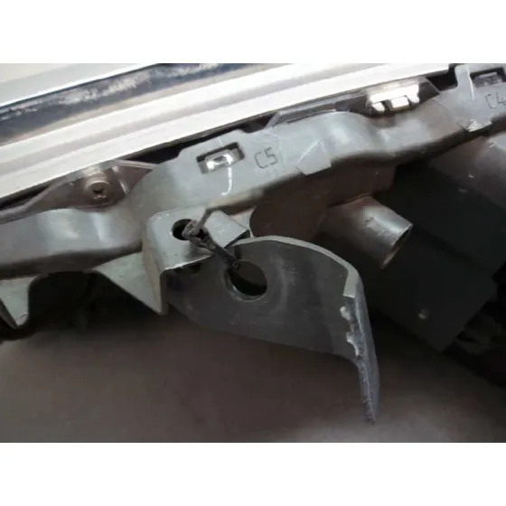 Faro Derecho para Toyota Auris Touring Sports (E18)
