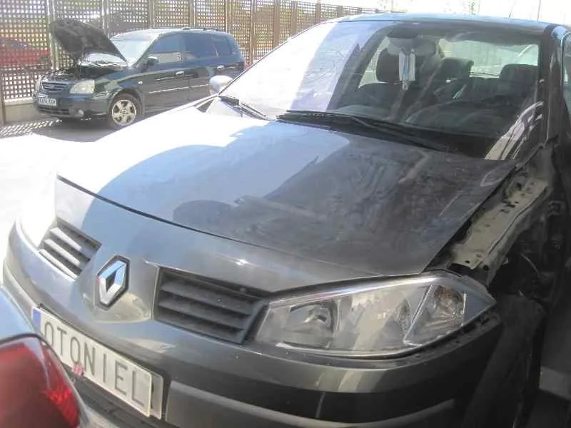 RENAULT MEGANE II CLASSIC BERLINA RENAULT MEGANE II CLASSIC BERLINA '2004 CONFORT AUTHENTIQUE GRIS 2003