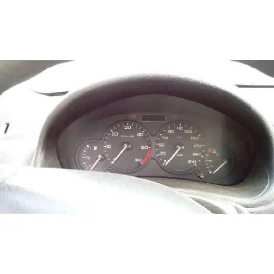 PEUGEOT 206 BERLINA '2002 XT ROJO