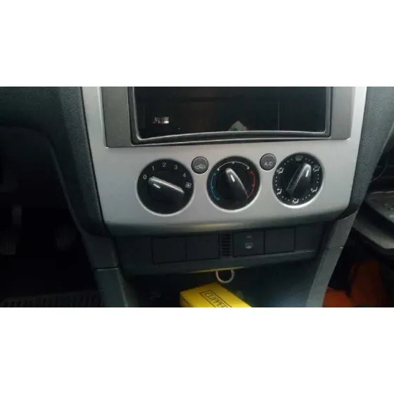 FORD FOCUS BERLINA (CAP) '2005 AMBIENTE (D) AZUL