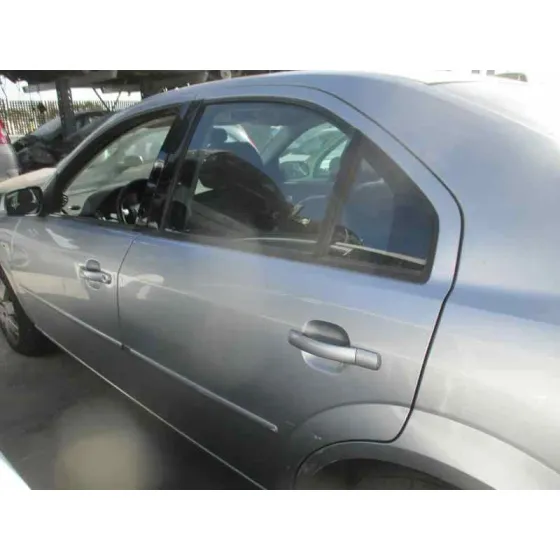 FORD MONDEO BERLINA (GE) '2004 AMBIENTE (06.2003->) (D) PLATA