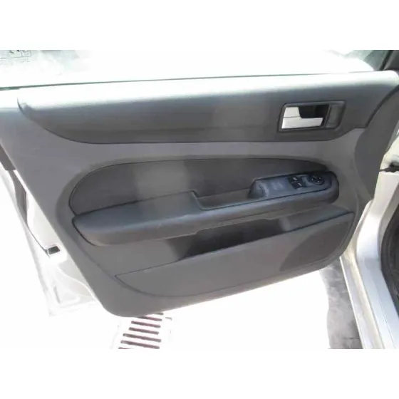FORD FOCUS BERLINA (CAP) '2005 AMBIENTE (D) PLATA