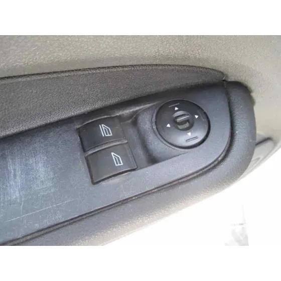 FORD FOCUS BERLINA (CAP) '2005 AMBIENTE (D) PLATA