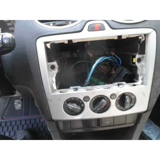 FORD FOCUS BERLINA (CAP) '2005 AMBIENTE (D) PLATA