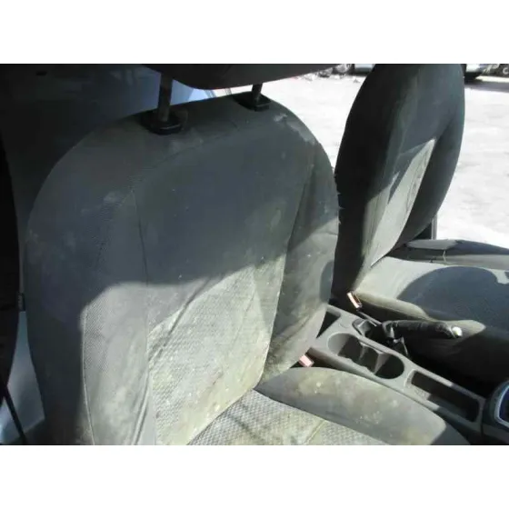 FORD FOCUS BERLINA (CAP) '2005 AMBIENTE (D) PLATA
