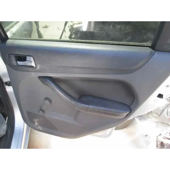 FORD FOCUS BERLINA (CAP) '2005 AMBIENTE (D) PLATA