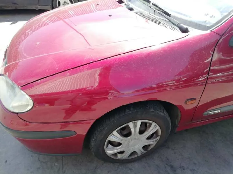 RENAULT MEGANE I FASE 2 BERLINA (BA0) '2001 1.4 16V CENTURY ROJO