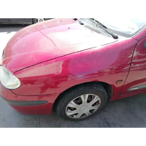 RENAULT MEGANE I FASE 2 BERLINA (BA0) '2001 1.4 16V CENTURY ROJO