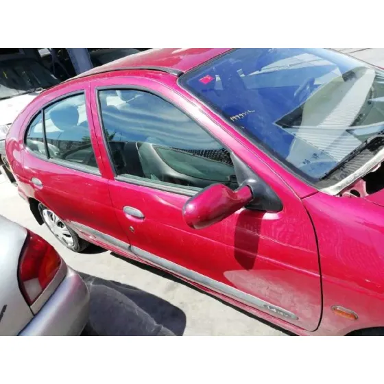 RENAULT MEGANE I FASE 2 BERLINA (BA0) '2001 1.4 16V CENTURY ROJO