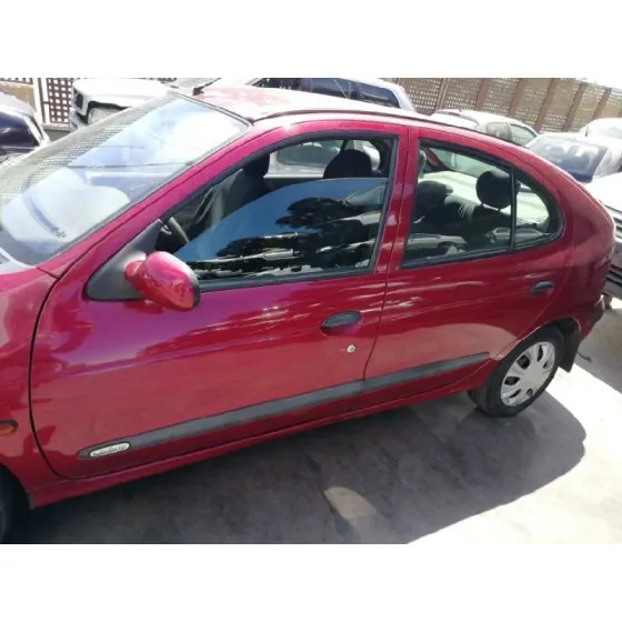 RENAULT MEGANE I FASE 2 BERLINA (BA0) '2001 1.4 16V CENTURY ROJO