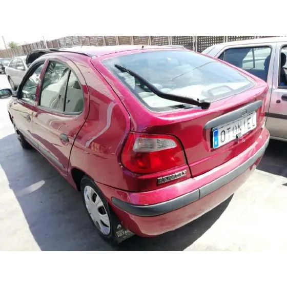 RENAULT MEGANE I FASE 2 BERLINA (BA0) '2001 1.4 16V CENTURY ROJO