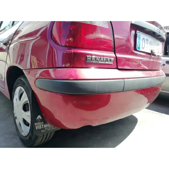 RENAULT MEGANE I FASE 2 BERLINA (BA0) '2001 1.4 16V CENTURY ROJO