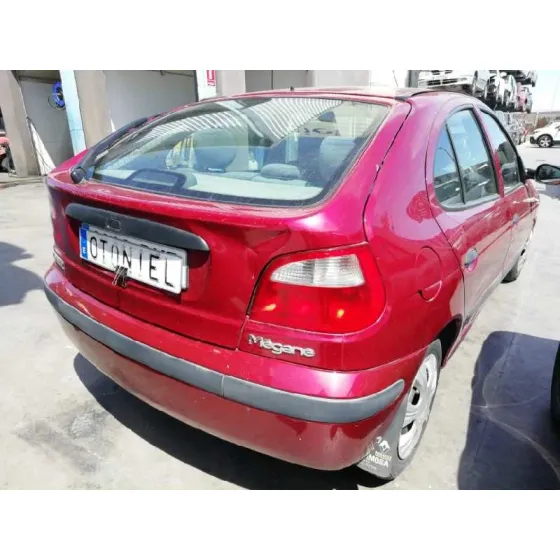 RENAULT MEGANE I FASE 2 BERLINA (BA0) '2001 1.4 16V CENTURY ROJO