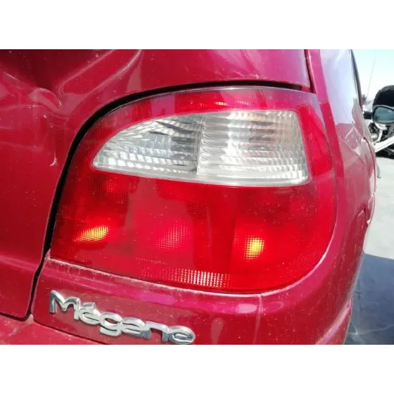 RENAULT MEGANE I FASE 2 BERLINA (BA0) '2001 1.4 16V CENTURY ROJO