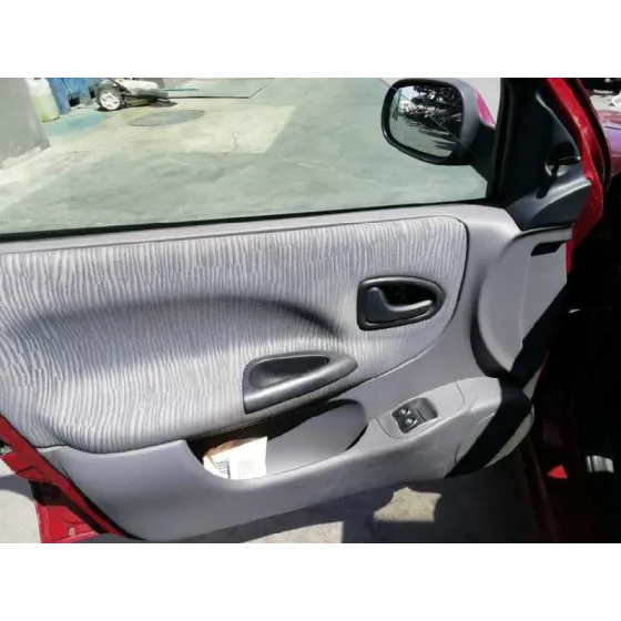 RENAULT MEGANE I FASE 2 BERLINA (BA0) '2001 1.4 16V CENTURY ROJO