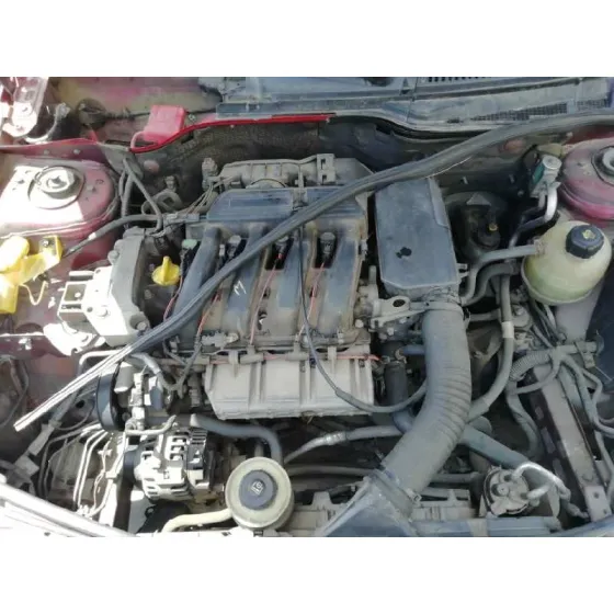 RENAULT MEGANE I FASE 2 BERLINA (BA0) '2001 1.4 16V CENTURY ROJO