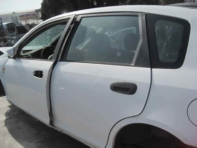 HONDA CIVIC BERLINA 5 (EU7/8) HONDA CIVIC BERLINA 5 (EU7/8) '2002 1.6 VTEC CAT (D 16 V 1) BLANCO 2001