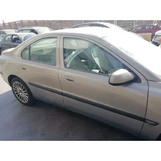 VOLVO S60 BERLINA '2001 2.4 T / 2.5 T DORADO