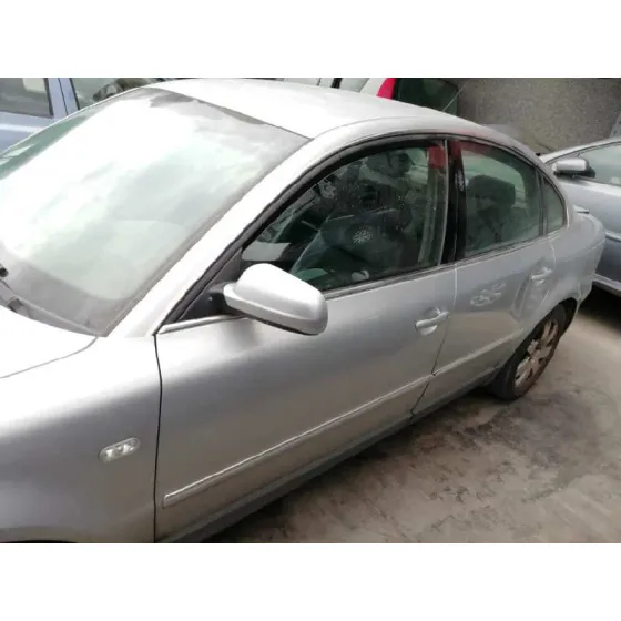 VOLKSWAGEN PASSAT BERLINA (3B3) '2002 ADVANCE GRIS PLATA