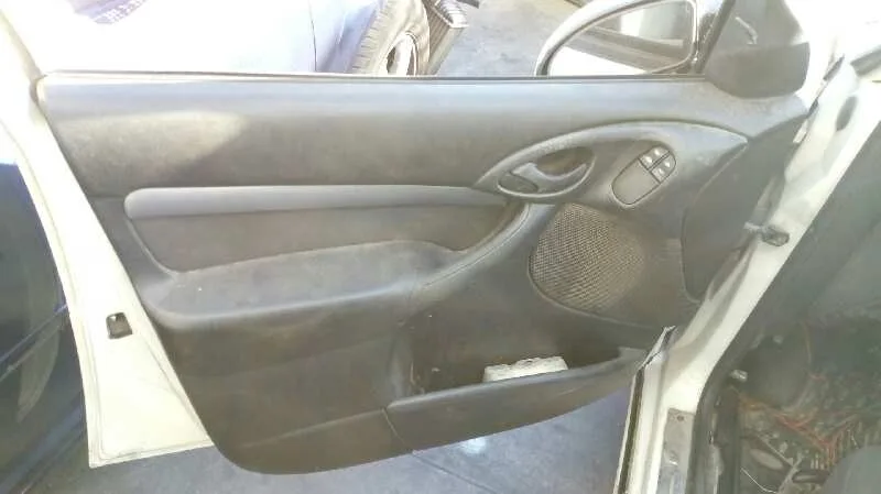 FORD FOCUS BERLINA (CAK) FORD FOCUS BERLINA (CAK) '2002 AMBIENTE BLANCO 1998