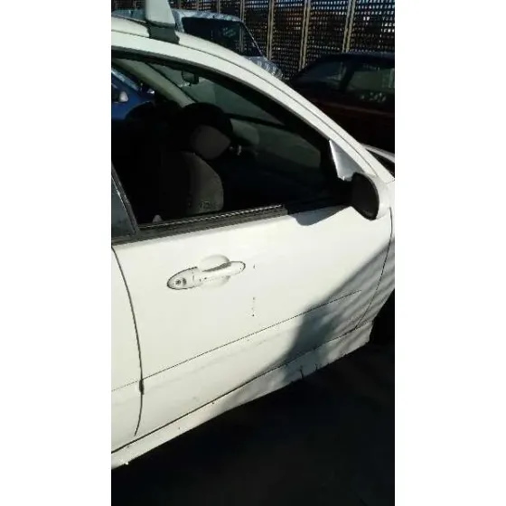 FORD FOCUS BERLINA (CAK) '2002 AMBIENTE BLANCO