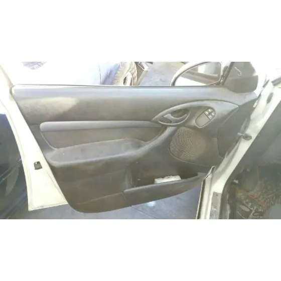 FORD FOCUS BERLINA (CAK) '2002 AMBIENTE BLANCO