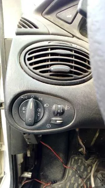 FORD FOCUS BERLINA (CAK) '2002 AMBIENTE BLANCO