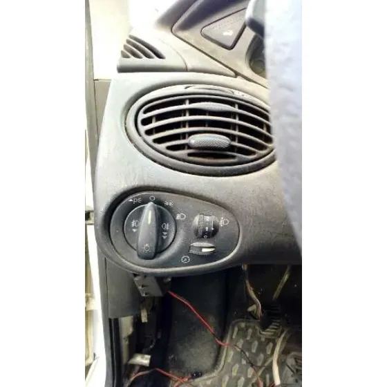 FORD FOCUS BERLINA (CAK) '2002 AMBIENTE BLANCO