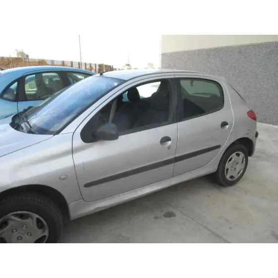 PEUGEOT 206 BERLINA '2002 XR PLATA