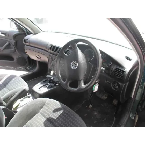 VOLKSWAGEN PASSAT BERLINA (3B3) '2001 ADVANCE VERDE