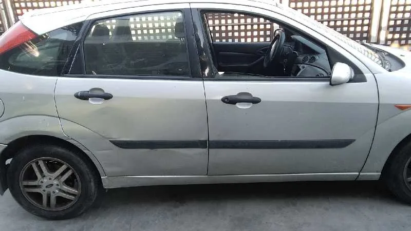 FORD FOCUS BERLINA (CAK) '2001 GHIA PLATA