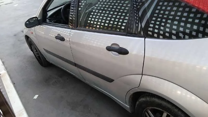 FORD FOCUS BERLINA (CAK) '2001 GHIA PLATA