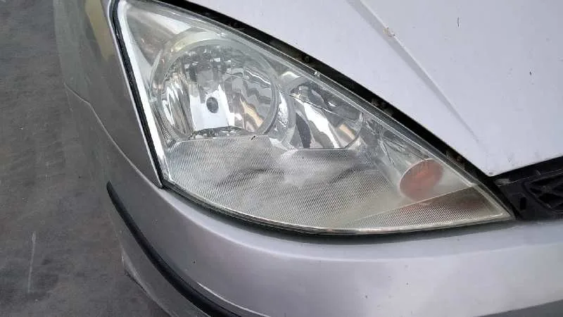 FORD FOCUS BERLINA (CAK) '2001 GHIA PLATA