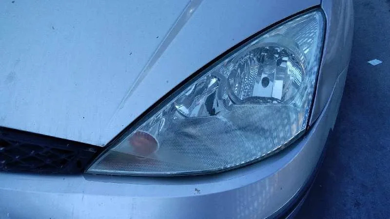 FORD FOCUS BERLINA (CAK) '2001 GHIA PLATA