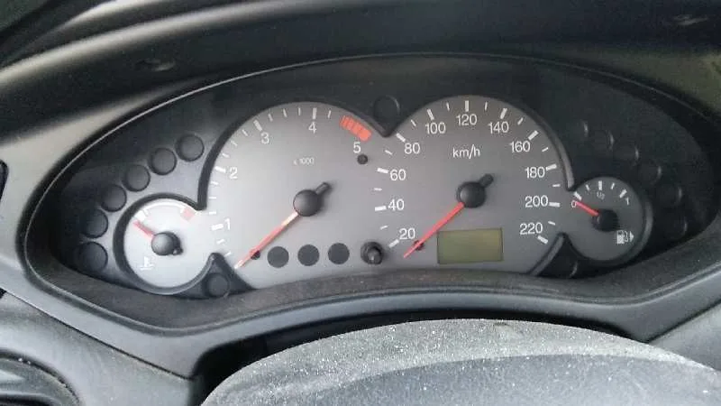 FORD FOCUS BERLINA (CAK) '2001 GHIA PLATA