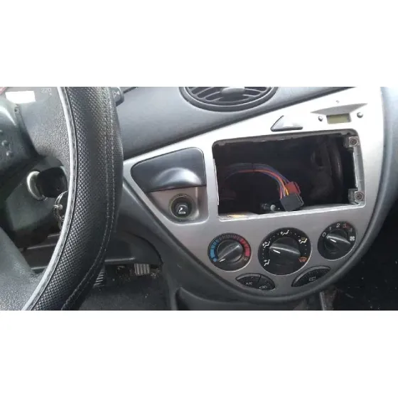 FORD FOCUS BERLINA (CAK) '2001 GHIA PLATA