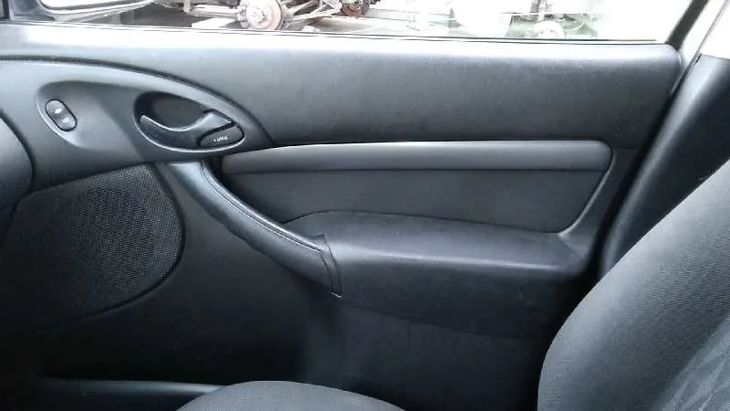 FORD FOCUS BERLINA (CAK) '2001 GHIA PLATA