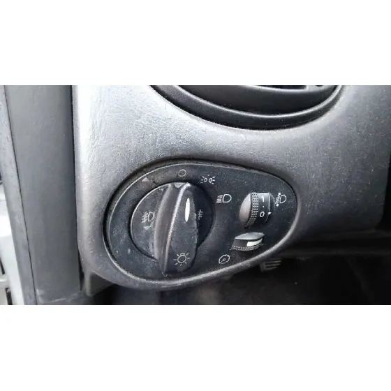 FORD FOCUS BERLINA (CAK) '2001 GHIA PLATA