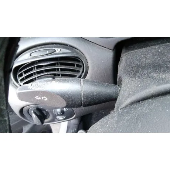 FORD FOCUS BERLINA (CAK) '2001 GHIA PLATA