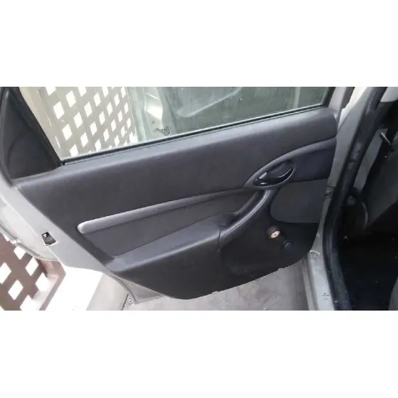 FORD FOCUS BERLINA (CAK) '2001 GHIA PLATA