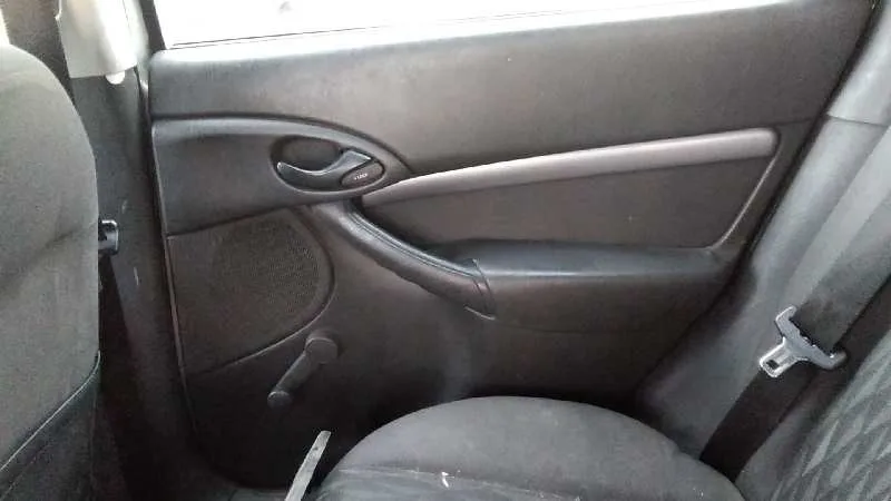 FORD FOCUS BERLINA (CAK) '2001 GHIA PLATA
