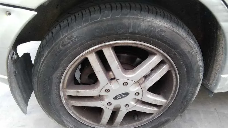 FORD FOCUS BERLINA (CAK) '2001 GHIA PLATA