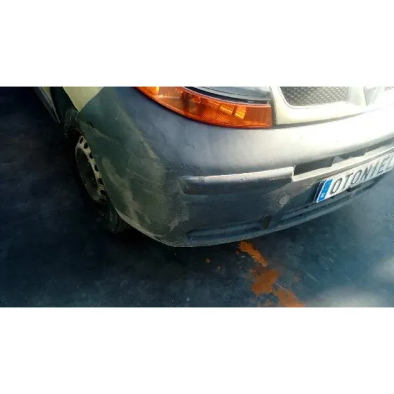 RENAULT TRAFIC COMBI (AB 4.01) '2005 6 - PLAZAS (L2H1) ACRISTALADO PARCIAL 2,9T COMBI LARGO ORO
