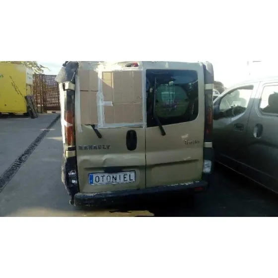 RENAULT TRAFIC COMBI (AB 4.01) '2005 6 - PLAZAS (L2H1) ACRISTALADO PARCIAL 2,9T COMBI LARGO ORO