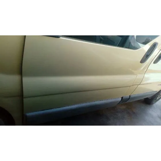 RENAULT TRAFIC COMBI (AB 4.01) '2005 6 - PLAZAS (L2H1) ACRISTALADO PARCIAL 2,9T COMBI LARGO ORO