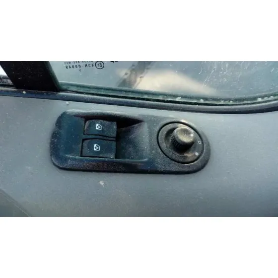 RENAULT TRAFIC COMBI (AB 4.01) '2005 6 - PLAZAS (L2H1) ACRISTALADO PARCIAL 2,9T COMBI LARGO ORO