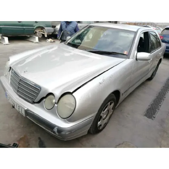 MERCEDES CLASE E (W210) BERLINA DIESEL '2002 2.7 CDI 20V CAT PLATA