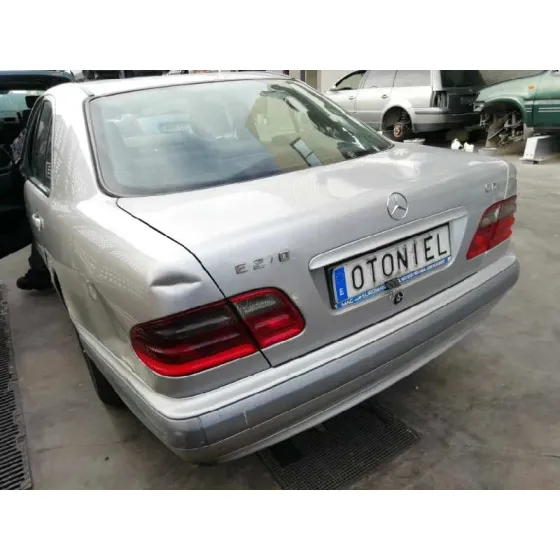MERCEDES CLASE E (W210) BERLINA DIESEL '2002 2.7 CDI 20V CAT PLATA